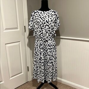 Like New Elegant Navy and White Leaf Print Dress Size 20